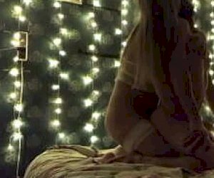 gość z ogromnym kapucynem zostaje obsłużony ręcznie w domu