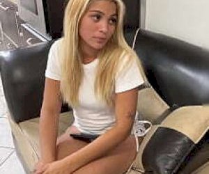 seksowana suczka z ciemnymi włosami zdradza w domu