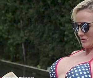 gostek z imponującym fiutem obraca panienkę