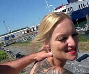 худая шлюха бритая киска езда верхом на открытом воздухе