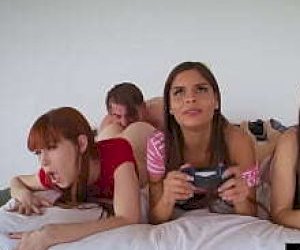 паренёк  получает то чего хочет