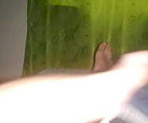 kobietka bez doświadczenia masturbuje się