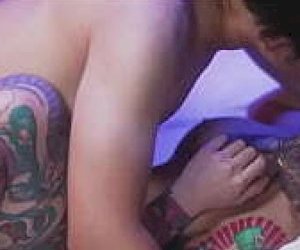 wytatułowana sekretarka z dużymi melonami całuje się