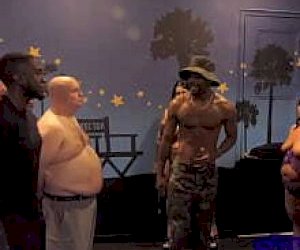 mężczyzna z dużym zaganiaczem jest zaspokojony ustami w domu