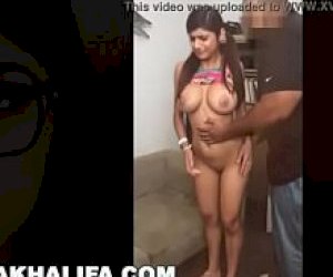 dobrze obdarzona dziunia z wielkimi cyckami uprawia seks analny