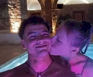 chłop  otrzymuje lodzika na basenie