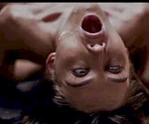 девицы  по собачьи