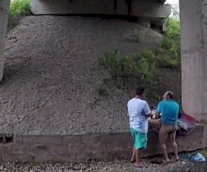 customer with a huge cock fucks lady in another hole