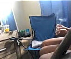 koleś z dużym fiutkiem spuszcza się na twarz w domu