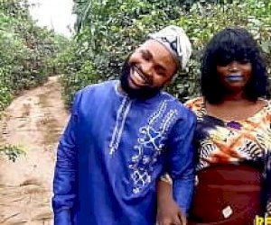 mężczyzna  bzyka ostro panienkę w domu