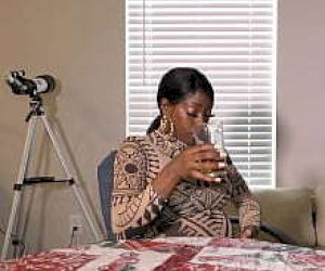 черная девушка с искусственными сиськами