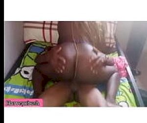 хлопец  кончает ей на лицо