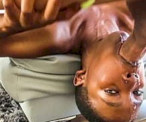 dźentelmen  uprawia ostry seks w domu