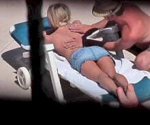 pan  obraca ostro panienkę na basenie