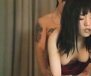 azjatycka dziewka z ciemnymi włosami uprawia miłość