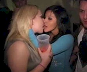 młoda nastolatka bez doświadczenia kusi na imprezie