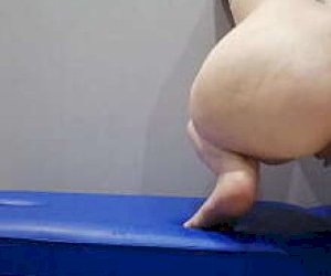 dziwka z ogromnym tyłekiem ujeżdża w domu