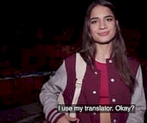 chłop z potężnym kapucynem obraca panienkę na świeżym powietrzu