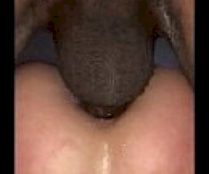 mężczyzna  rżnie panienkę w odbyt na imprezie