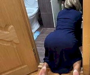 koleś  zalicza seks analny w łazience