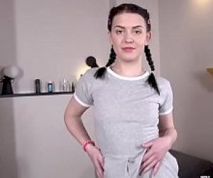 chudziutka laska z wygoloną cipką rozkłada nogi