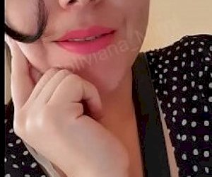 мокрая одна классная киска  в общественном месте