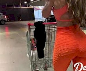 facet  rżnie panienkę w odbyt na świeżym powietrzu