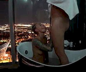 gorąca mamuśka z blond włosami zostaje pokryta spermą w domu