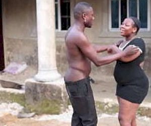 gościu  obraca panienkę na świeżym powietrzu