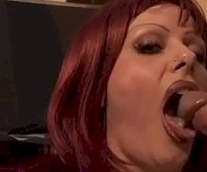 młoda nastolatka o seksonwym ciele uprawia ostry seks w miejscu publicznym