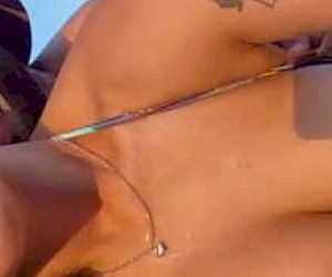 młoda dziewuszka z fajnymi cyckami jest brana na pieska na plaży