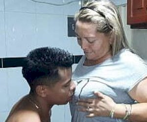 doświadczona macocha z fajną cipką masturbuje się w domu