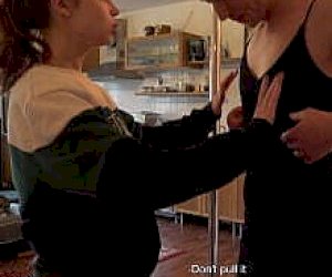 drobna panna z ciemnymi włosami uprawia ostry seks