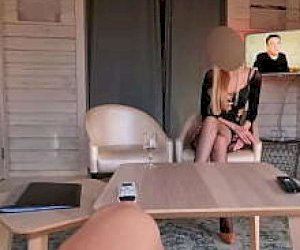 koleś z dużym fiutkiem rżnie panienkę