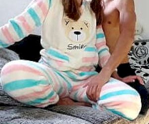 малолетка восемнадцатилетие с тонким силуэтом соблазняет дома