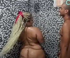 facet  spuszcza się na panienkę