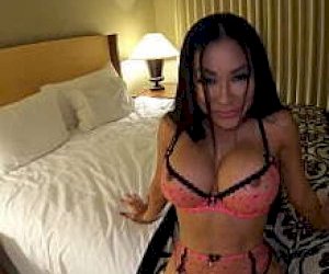 koleś z dużą gruchą spuszcza się