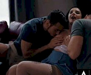 klient  uprawia analny seks