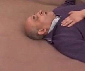 młoda nastolatka o seksonwym ciele uprawia ostry seks w miejscu publicznym