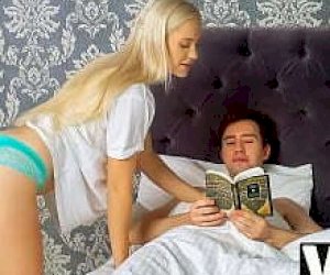 młoda sunia z blond włosami daje to czego chce w łóżku