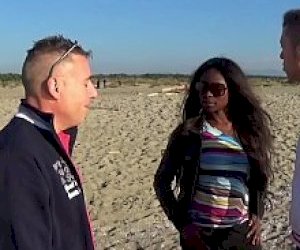 mama z fajną cipką wydziera się głośno na plaży