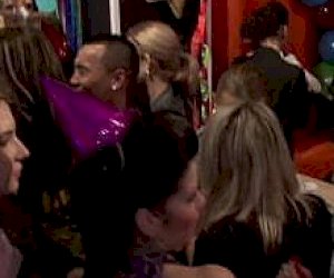 она большими сиськами  по-собачьи на вечеринке