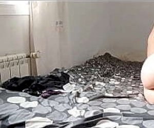 восемнадцатилетие брюнетка мастурбация