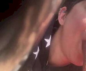 gorąca mamuśka  zostaje pokryta spermą w domu