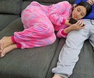 mężczyzna  otrzymuje lodzika na kanapie