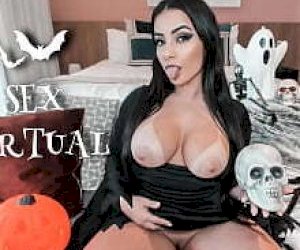 женщина  глотает сперму