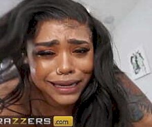 wygłodniała sunia o zaokrąglonych kształtach bierze gościa jak Amazonka