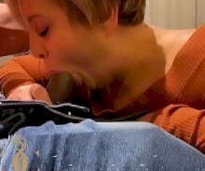 facet  rżnie się z nią na amazonkę w domu