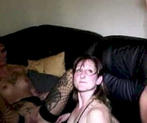 похотливая богатая дама неопытная секс втроём дома