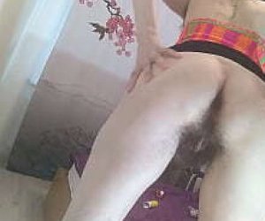 опытная молоденькая с волосатой киской мастурбирует дома